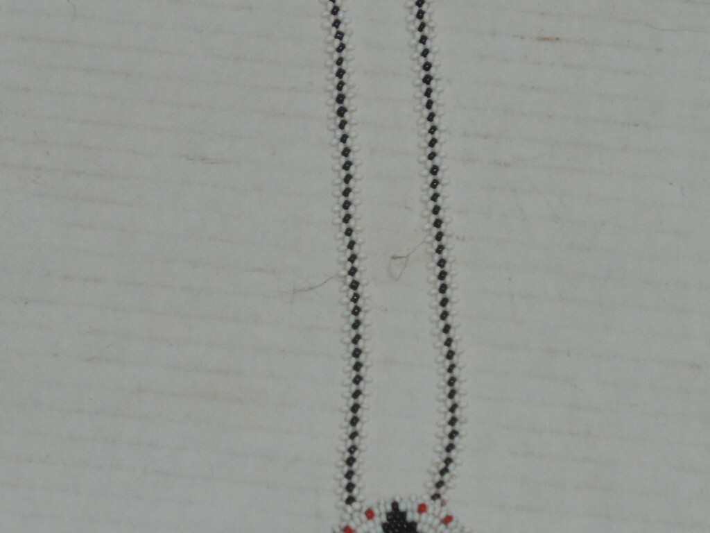 VINTAGE LEATHER BACK NATIVE AMERICAN HAND MADE STAR MEDALLION SEED BEAD NECKLACE
