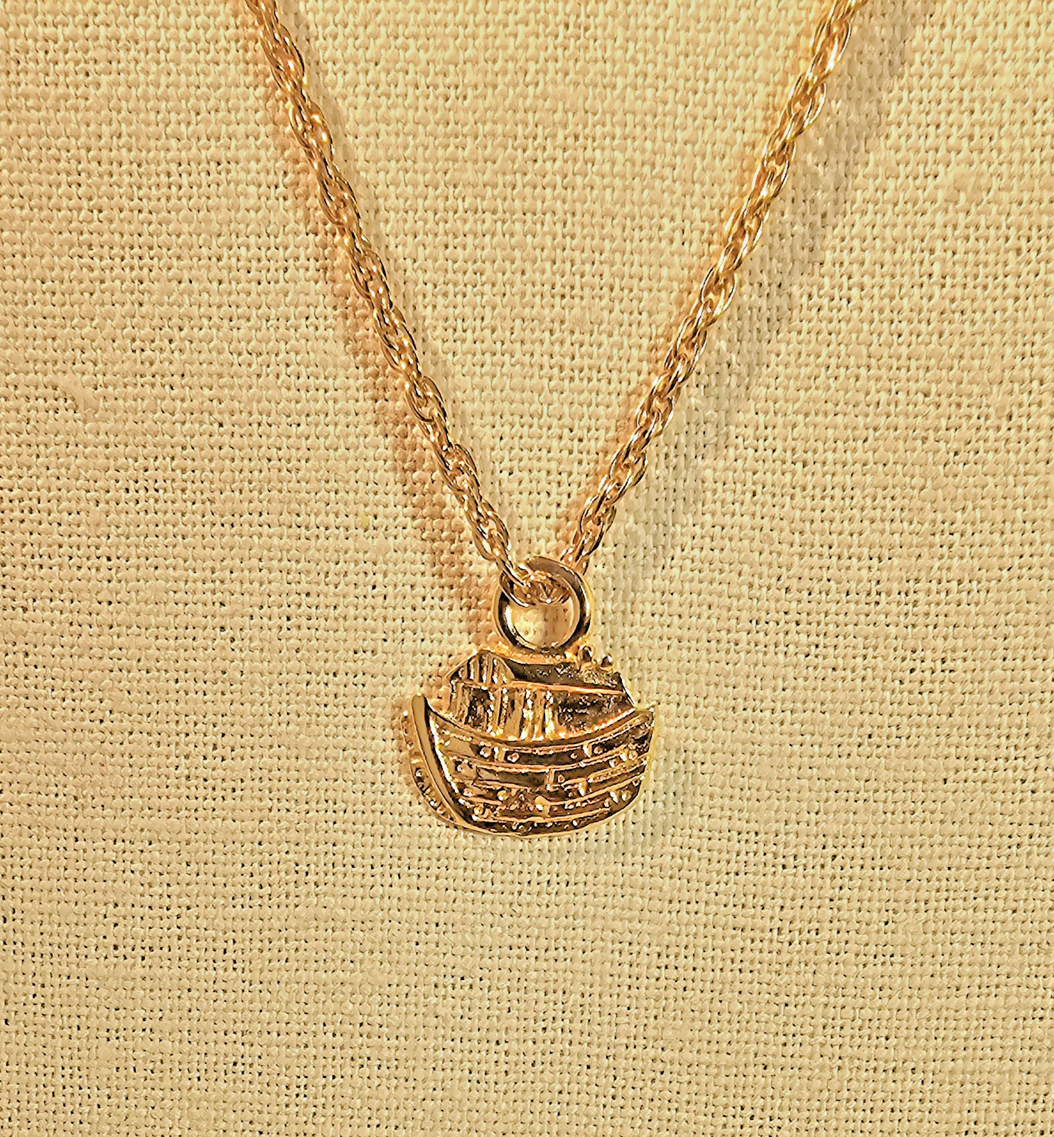 Bright gold tone Noah’s Ark pendant and 24 inch gold tone chain necklace