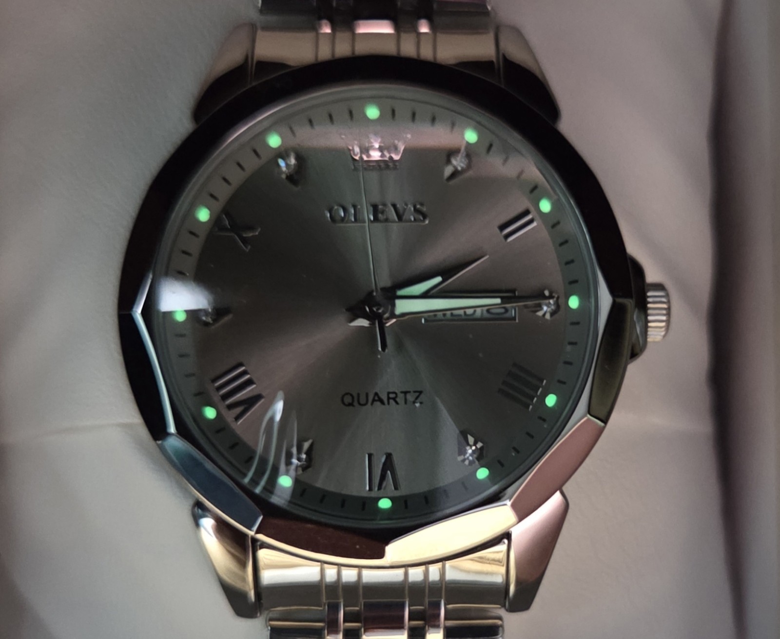 OLEVS 9931 Men’s Quartz Watch Silver Dial Stainless Steel Day Date Luminous 41mm