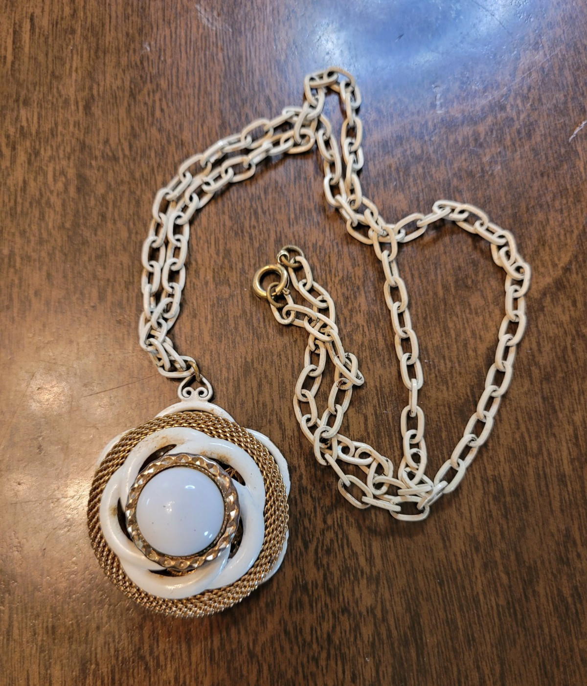 Vintage White Enamel Flower Pendant Necklace Gold Tone Mesh Statement 60s Retro