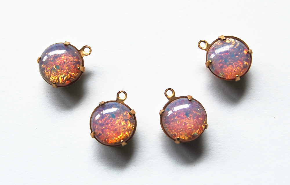 VINTAGE 4 GLASS CIRCLE ROUND PENDANT BEAD BEADS faux FIRE OPALS • 48ss 11mm