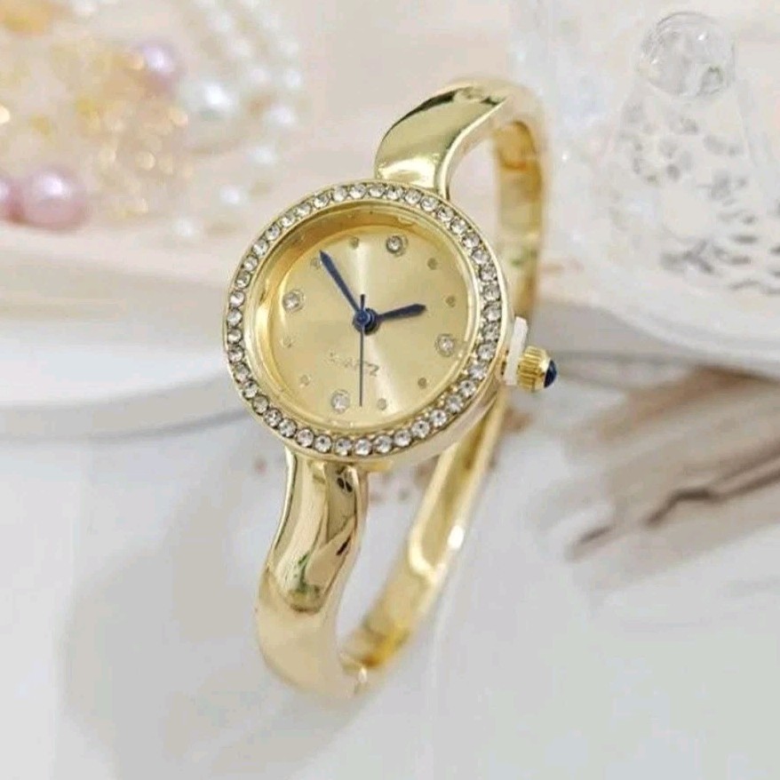 Women’s Gold Tone Analog Bangle Wristwatch 12-Hour Dial Round Indexes