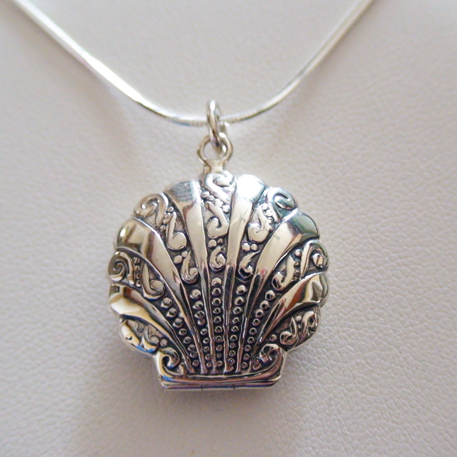 Clam Shell Locket Necklace – 925 Sterling Silver – Holds 2 Photos Beach Sea SN