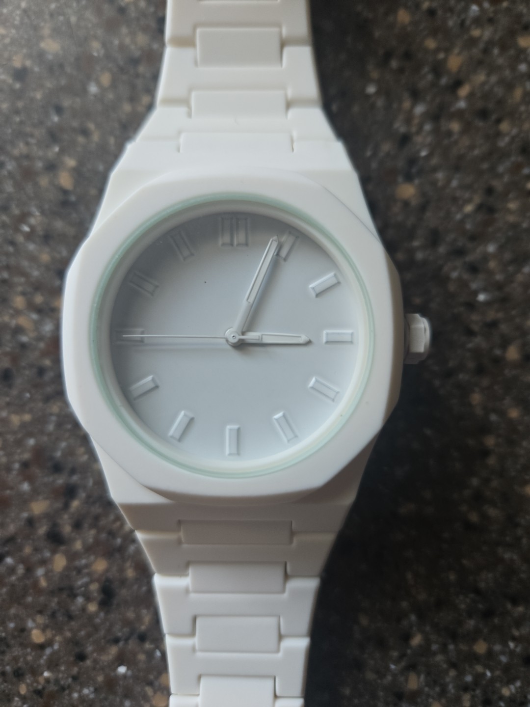 Quartz Analog Wristwatch White Plastic Unisex Round Casual Baton Indexes