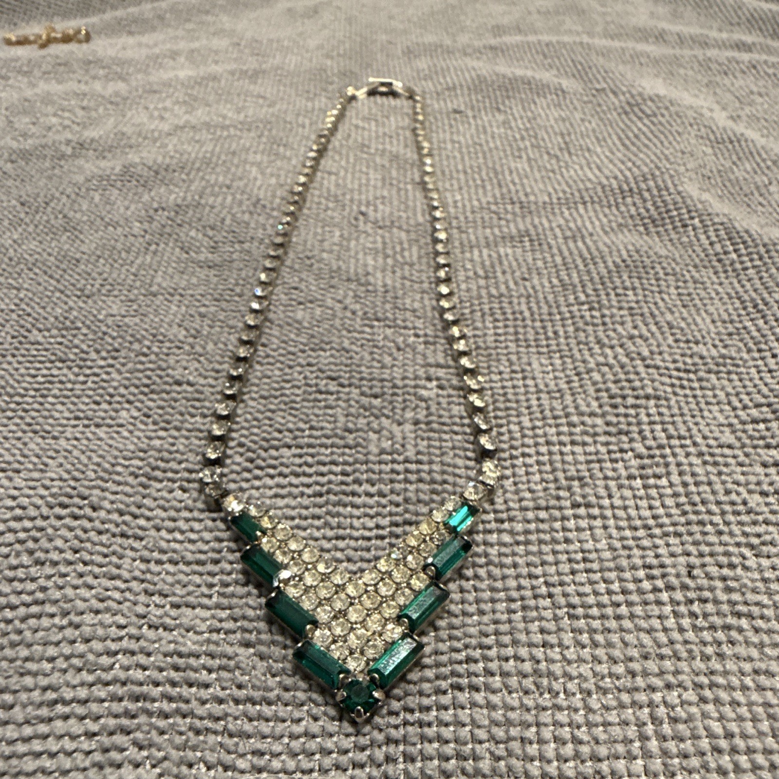 Vintage silver Tone & Green Simulated Rhinestone V Pendant Charm Rope Necklace