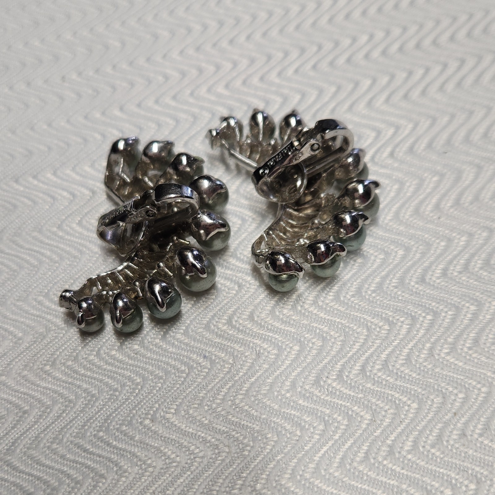 Silver Tone Clip-On Cuff Earrings Crescent Shape Gray Round Pearl Auricle