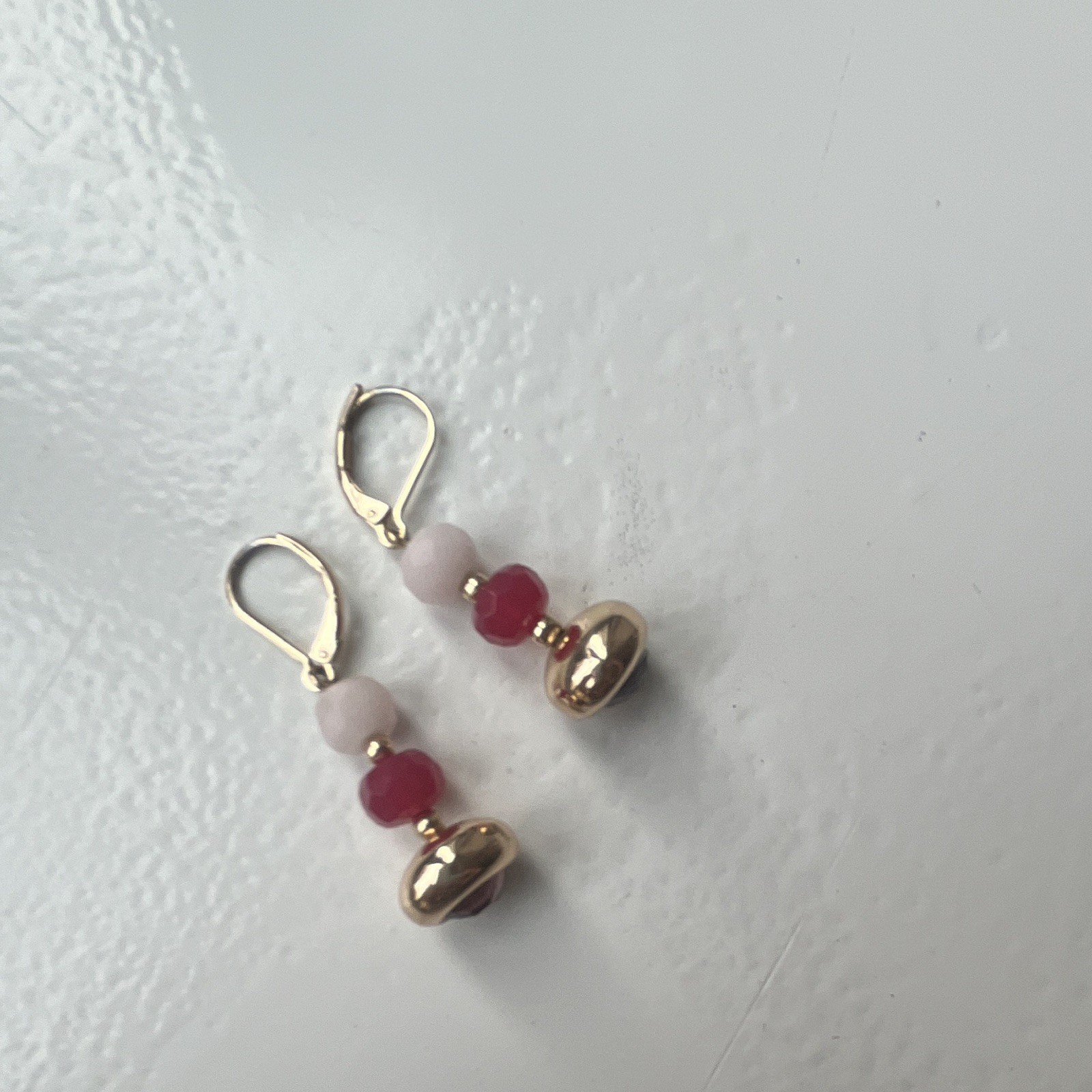 Pink Red Beaded Dangle/Drop Earrings Leverback Closure Gold Tone Metal No Stone