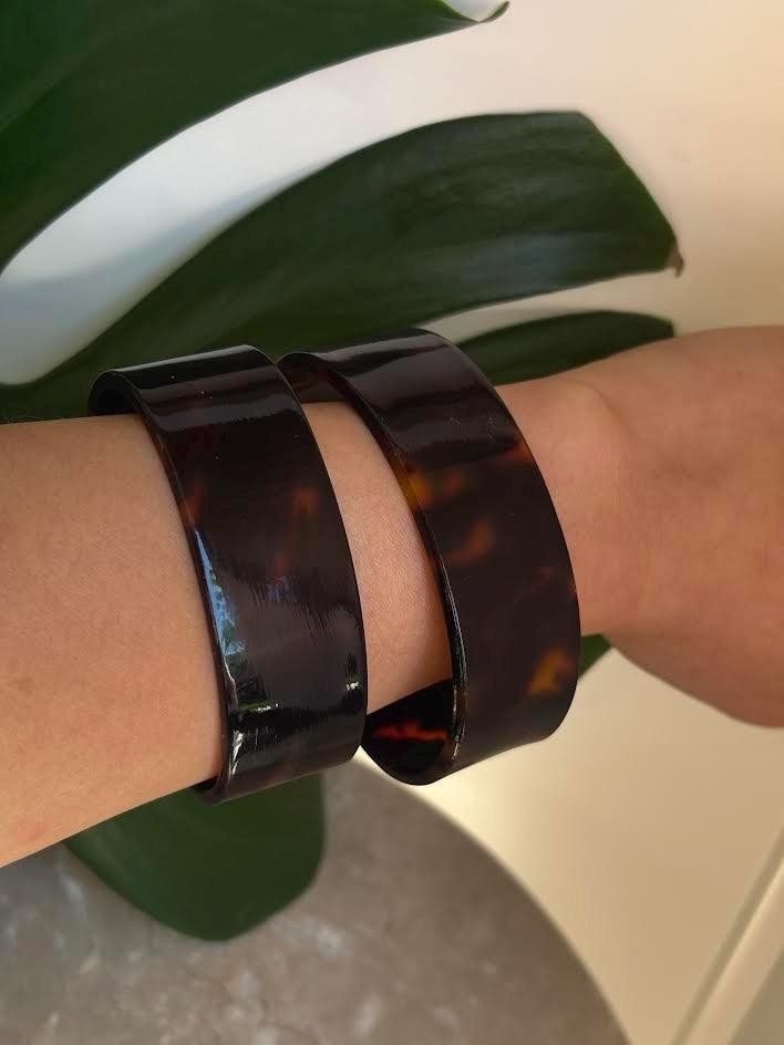 Faux Tortoise Shell Hibiscus Carving White Bracelet Bangle Cuff Hawaiian Vintage