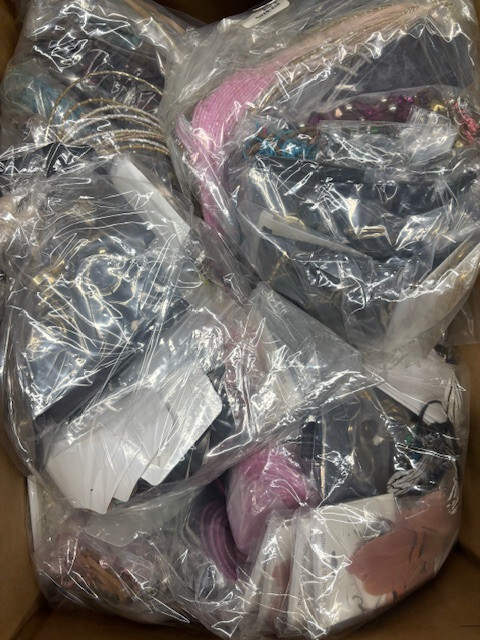 FASHION JEWELRY 24 PIECE GRAB BAG – BAGGED NO TANGLES & CARDED