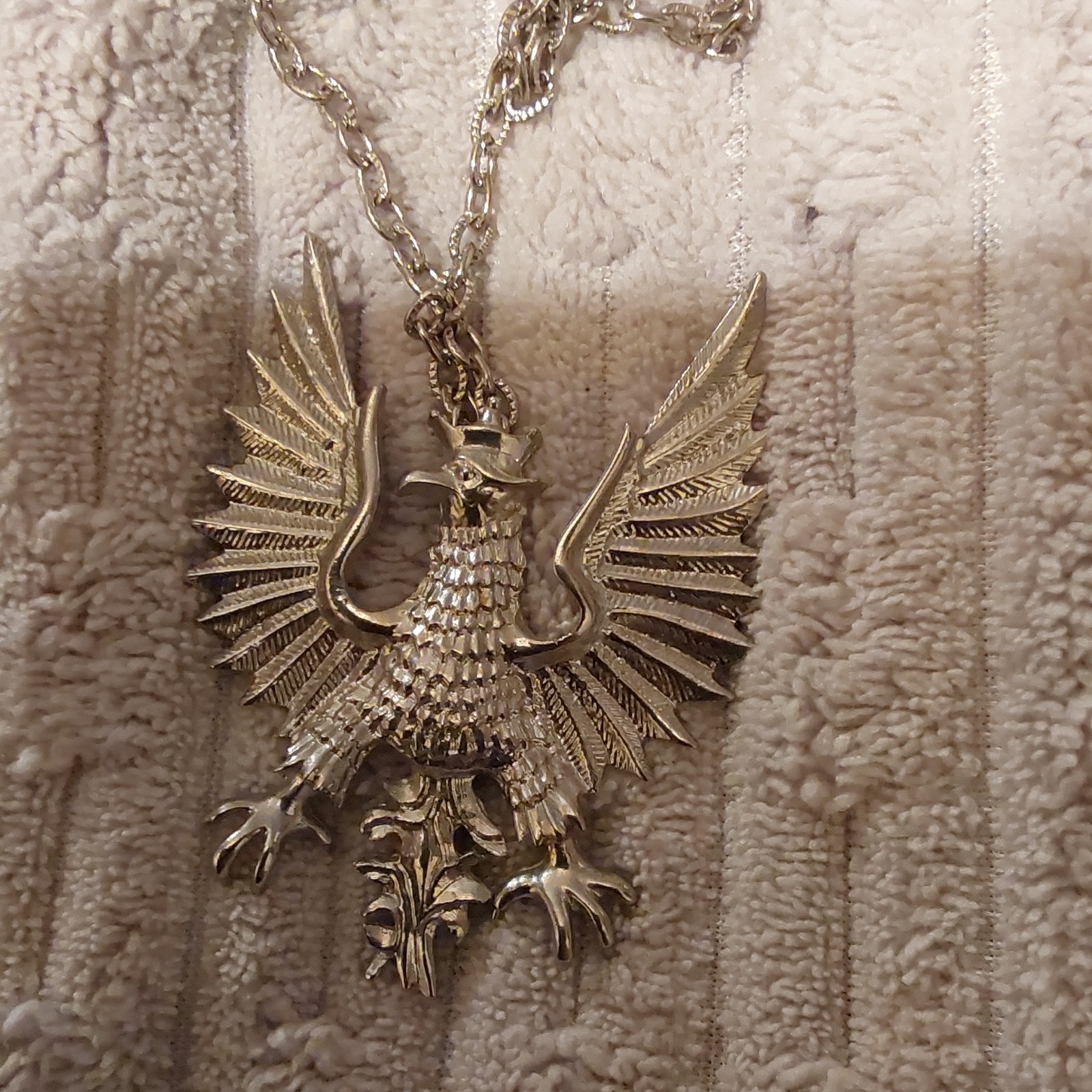 Gold Tone Link Chain Necklace Asymmetrical Eagle Bird Charm Pendant No Stone