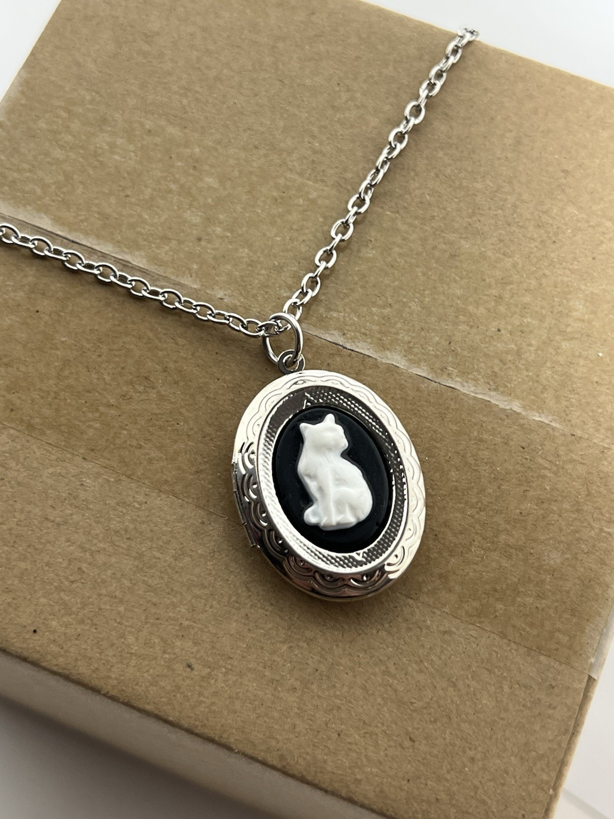 Gothic Cat Cameo Oval Pendant Necklace Locket New