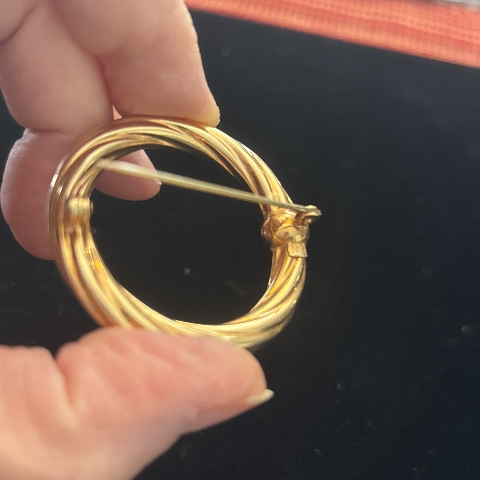 W E Richards Co twisted ribbon circle with ball pin. 1950’s 1/20 12k GF 4.54 g
