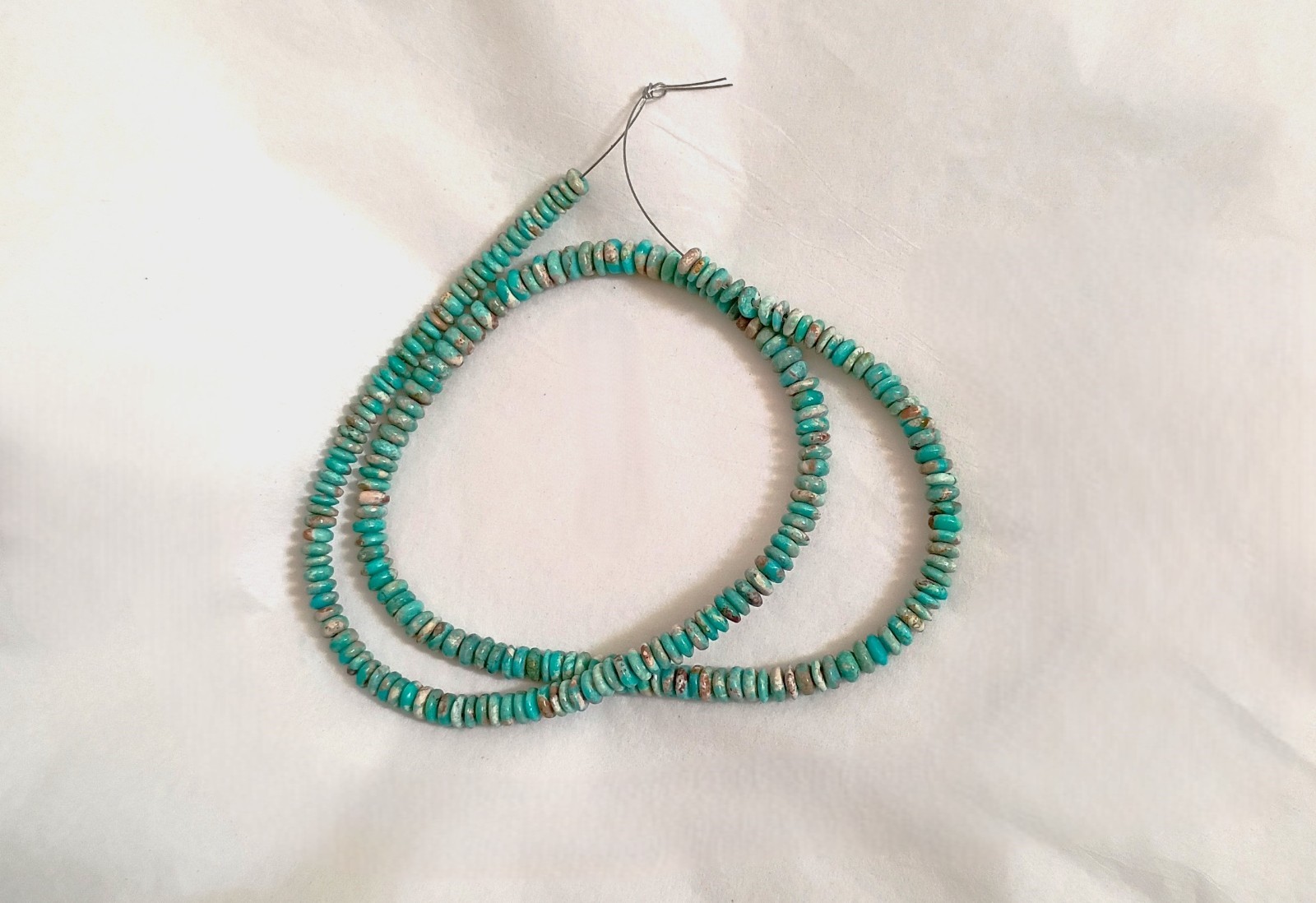 MEXICAN WHITEWATER BOULDER TURQUOISE 4.5-5.5MM RONDELLE BEADS – 18″ – 5752E