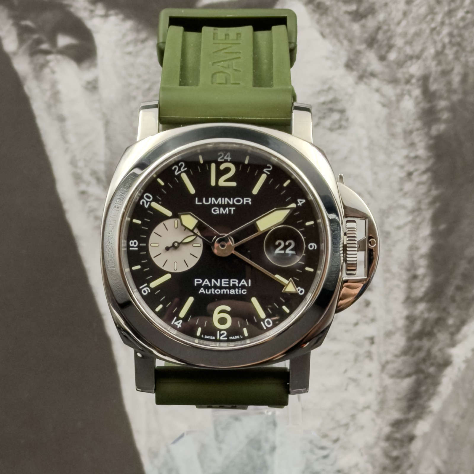 Panerai Luminor GMT PAM01088 | Full Set | Extra OEM Green Rubber Strap