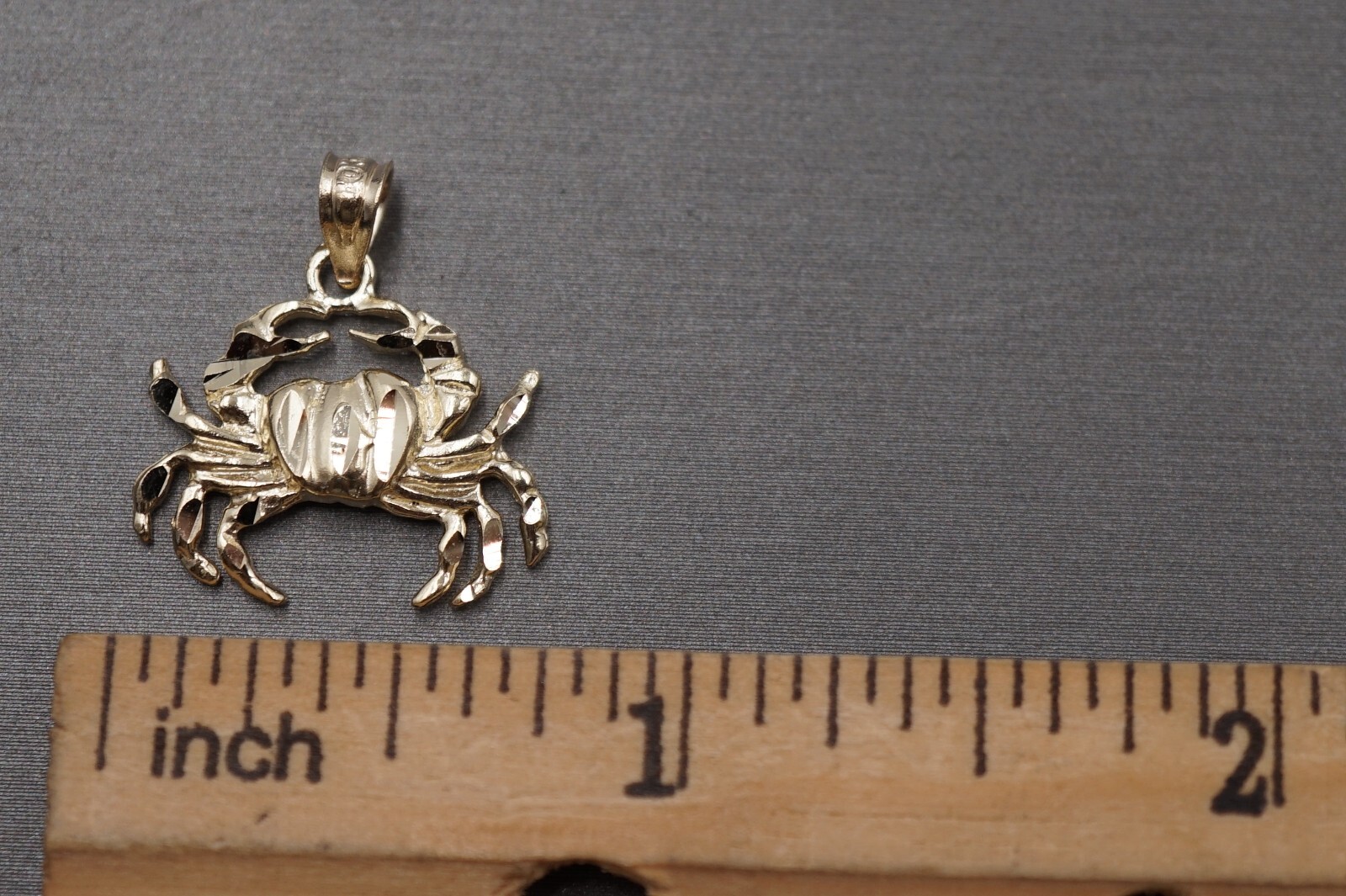 10K Solid Yellow Gold 0.8″ Diamond Cut Crab Charm Pendant.