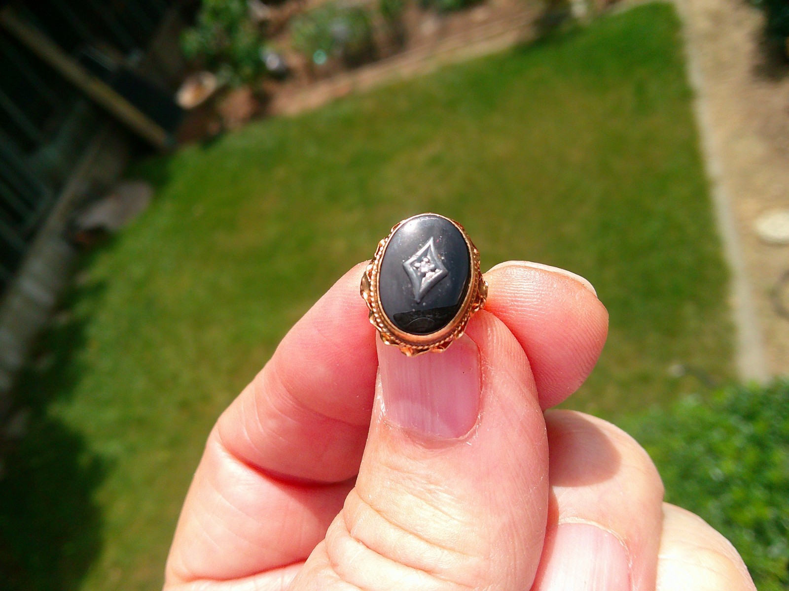 12k Solid Yellow Gold Ring With Onyx And Diamond chip 2 Grams Size 2