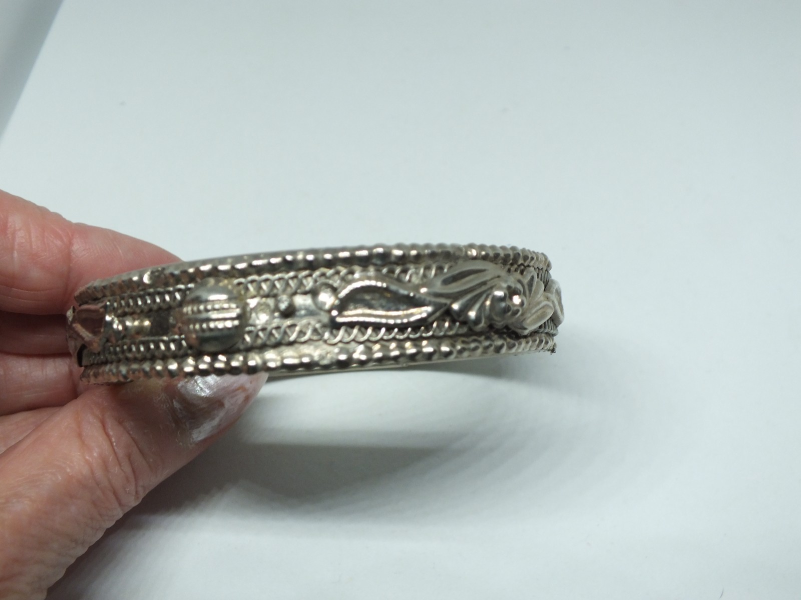 Beautiful Bangle Bracelet Silver Tone Texture 1/2″ W x 2 1/2″ Across Inside Diam