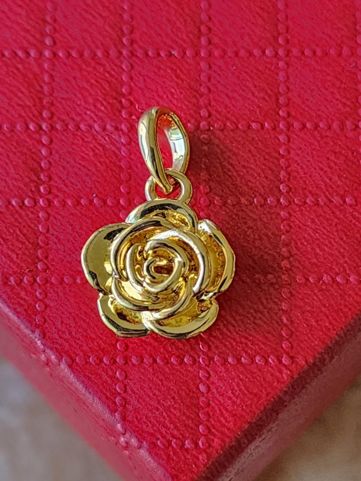 SALE!!! 18K Real Yellow Gold Flower Pendant – So pretty!