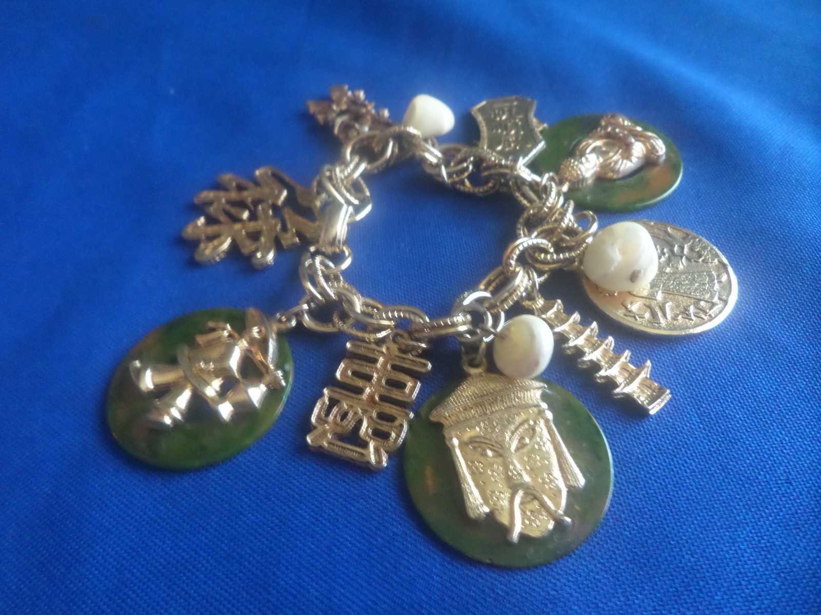 ASIAN GREEN AND WHITE GOLD TONE CHUNKY CHARM BRACELET