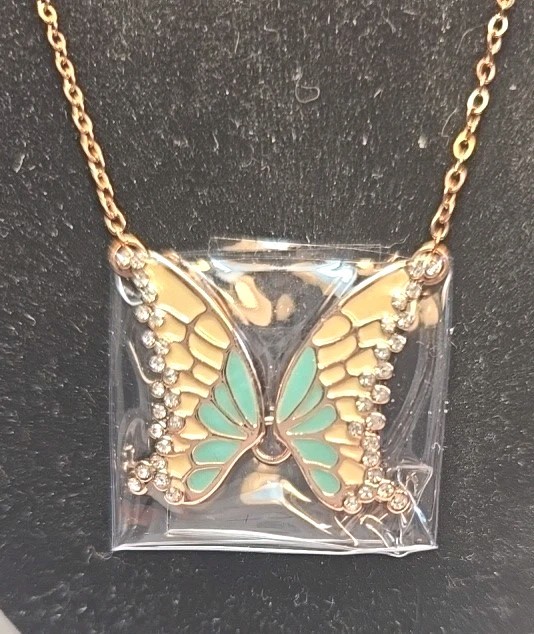 Kruckel Crystals Necklace 1 3/8″ Wide, Chain 18.5″ Long, New In Box