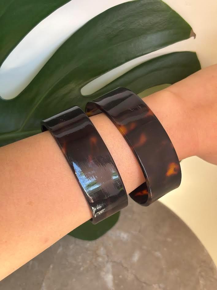 Faux Tortoise Shell Hibiscus Carving White Bracelet Bangle Cuff Hawaiian Vintage