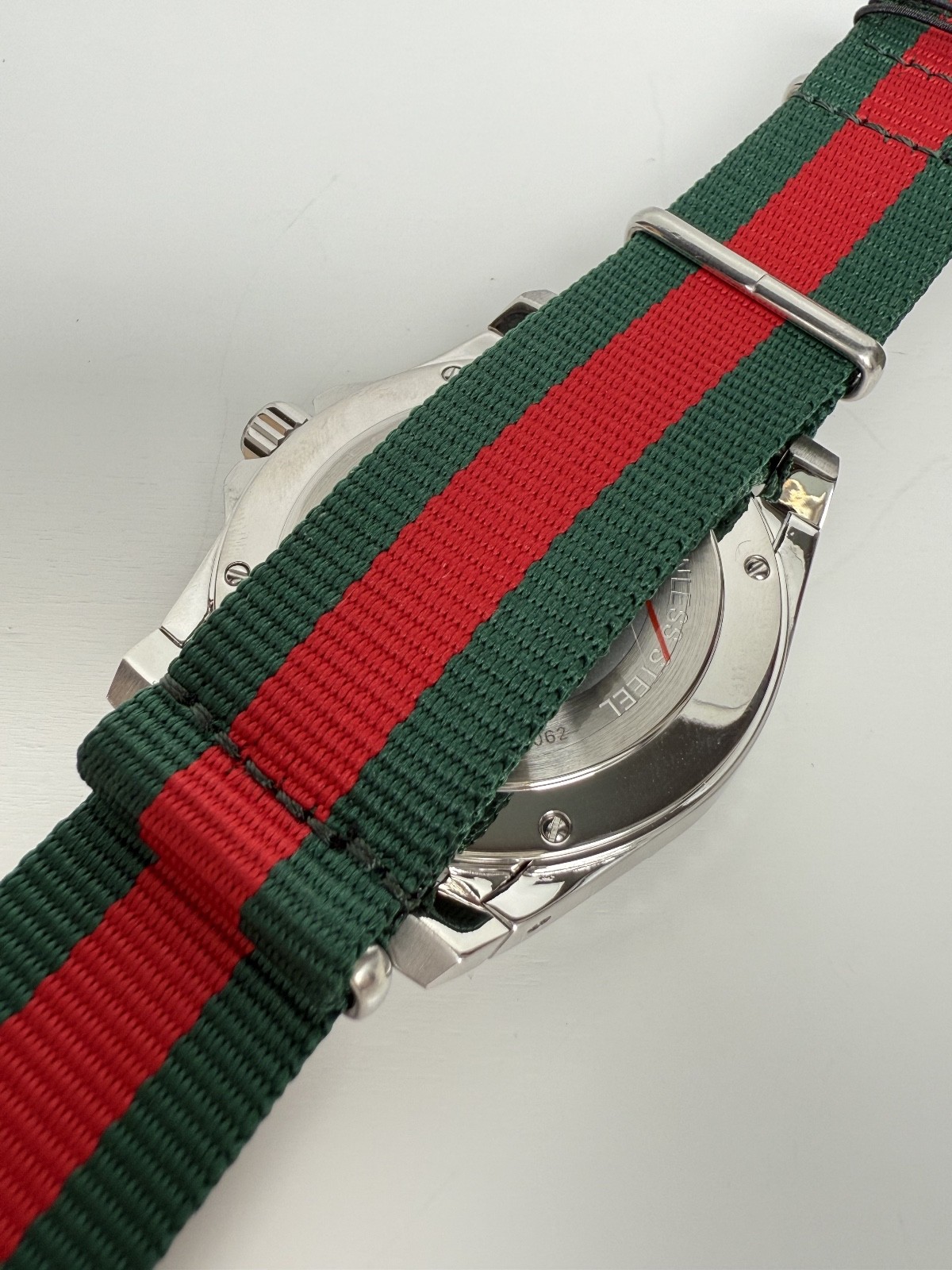 Gucci Dive YA136206 Men’s Watch – Red/Green