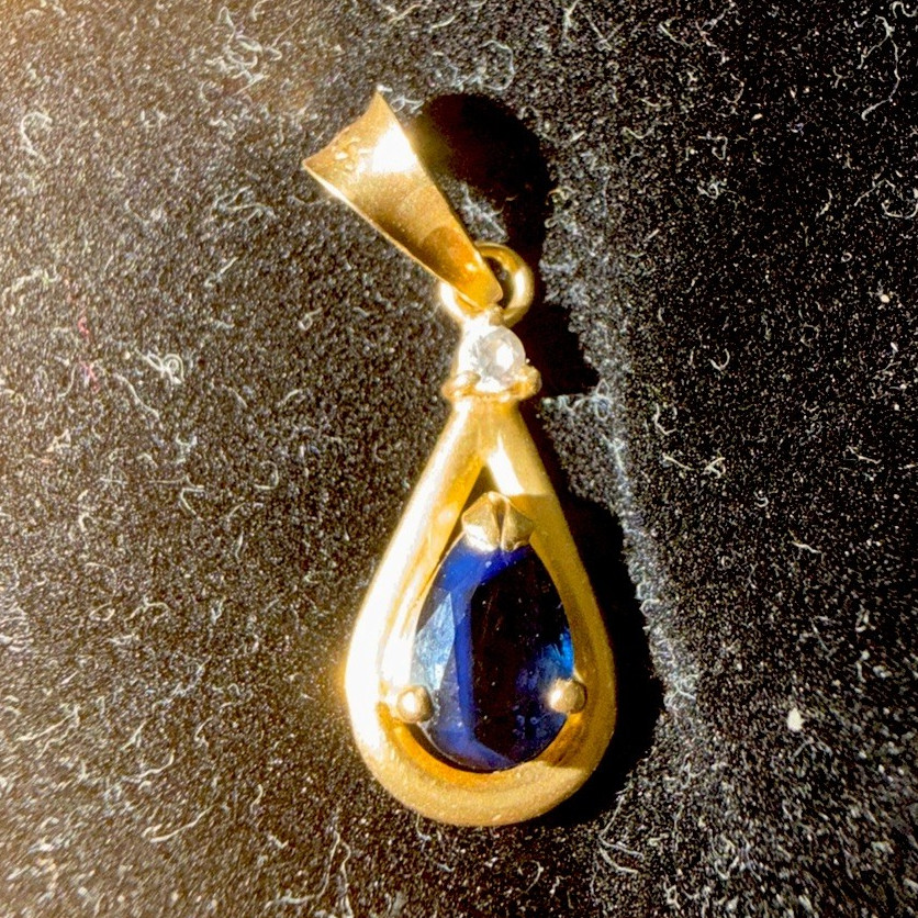 18k yellow gold teardrop pendant with natural sapphire and diamond.