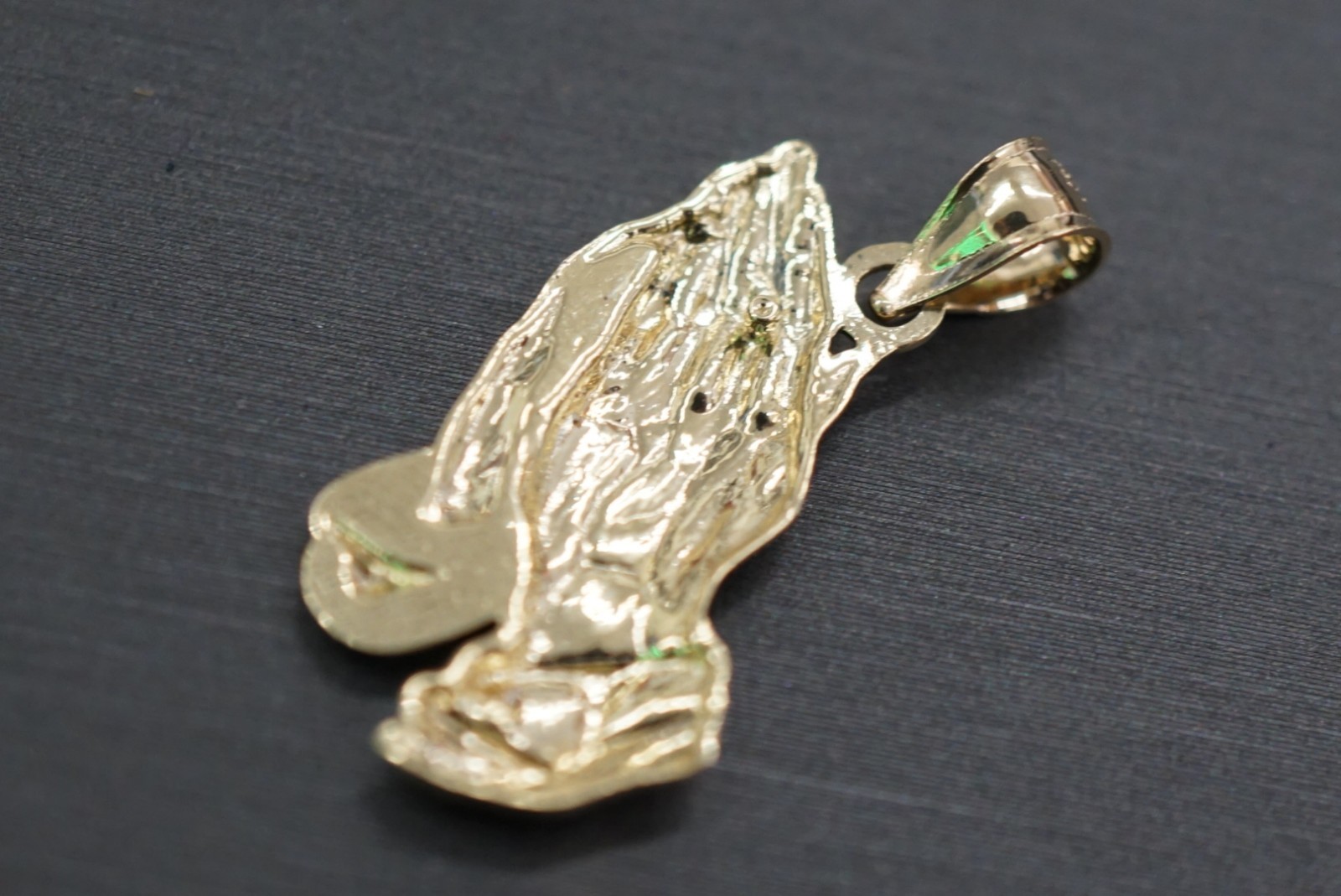 10K Solid Yellow Gold Beautiful 1″ Diamond-Cut Praying Hands Pendant.