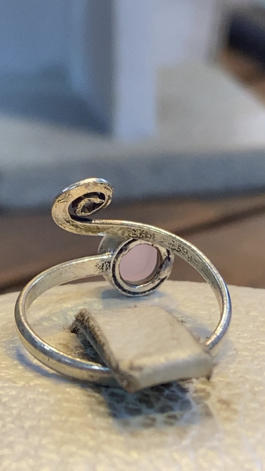 Vintage White Metal Ring – Adjustable Elegant Design for Everyday Wear.
