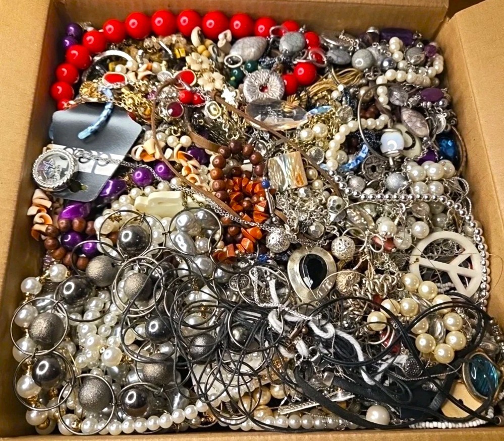 Huge Unsearched Jewelry Lot 3 Lb Vintage & Mod Junk & Wear Necklaces Brooches ++