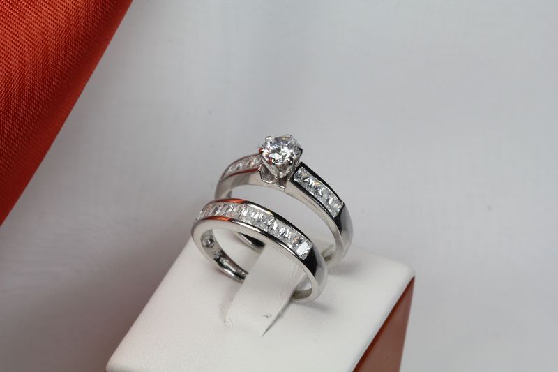 GORGEOUS CLASSIC STYLE STERLING SILVER ENGAGEMENT AND WEDDING RING SET-19 STONES