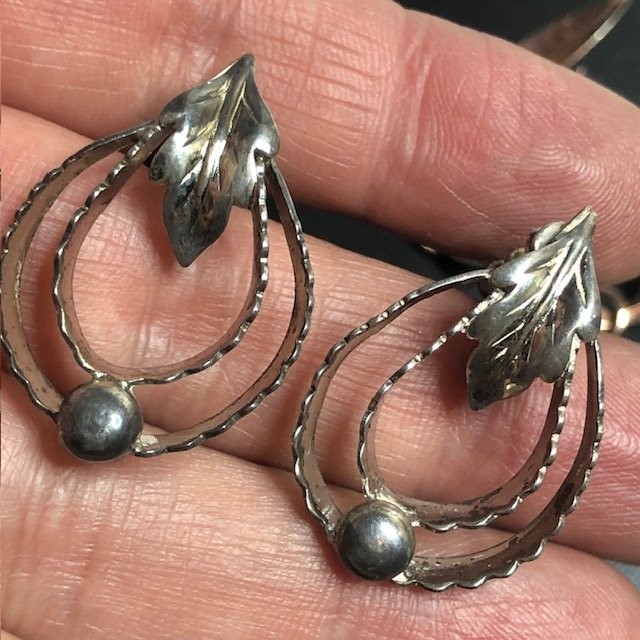 9367 Vintage Patina Sterling Silver Leaf Motif Clip On Earrings 1.5in 5.3gram