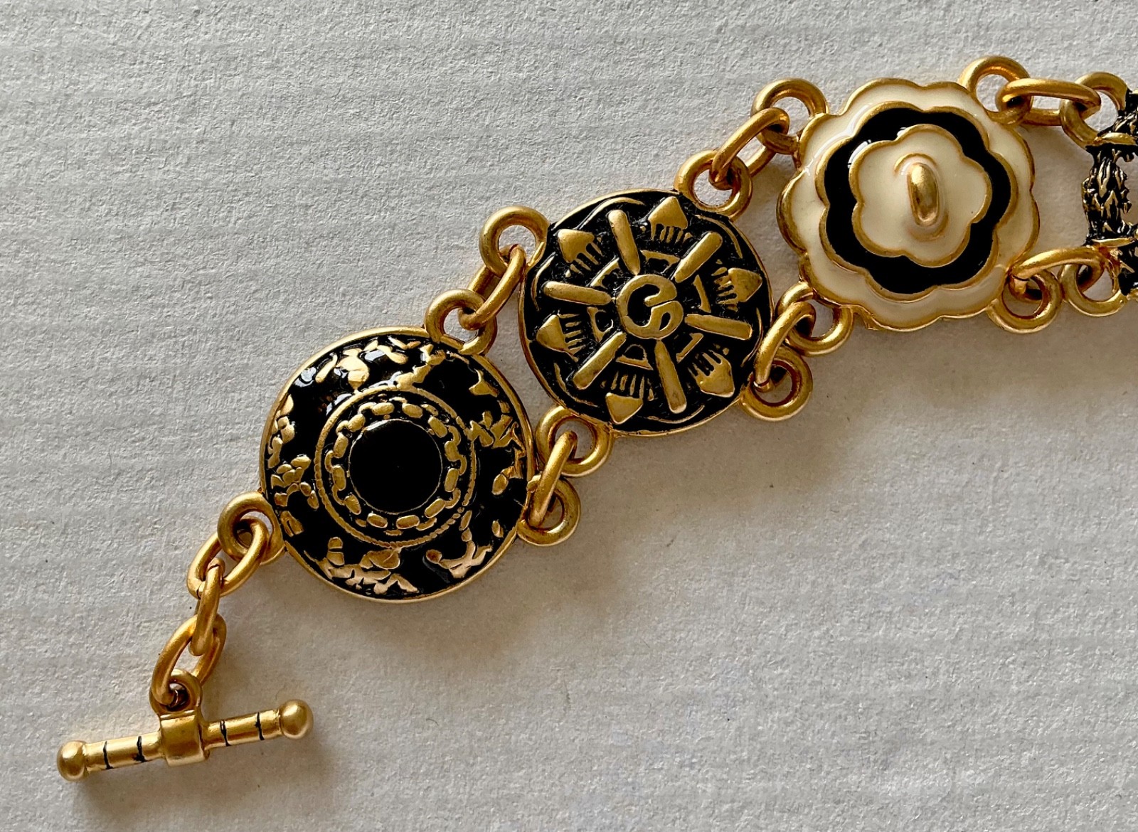 VINTAGE ST JOHN SIGNED ENAMEL LOGO MALTESE CROSS LINK CHAIN BRACELET GOLD METAL