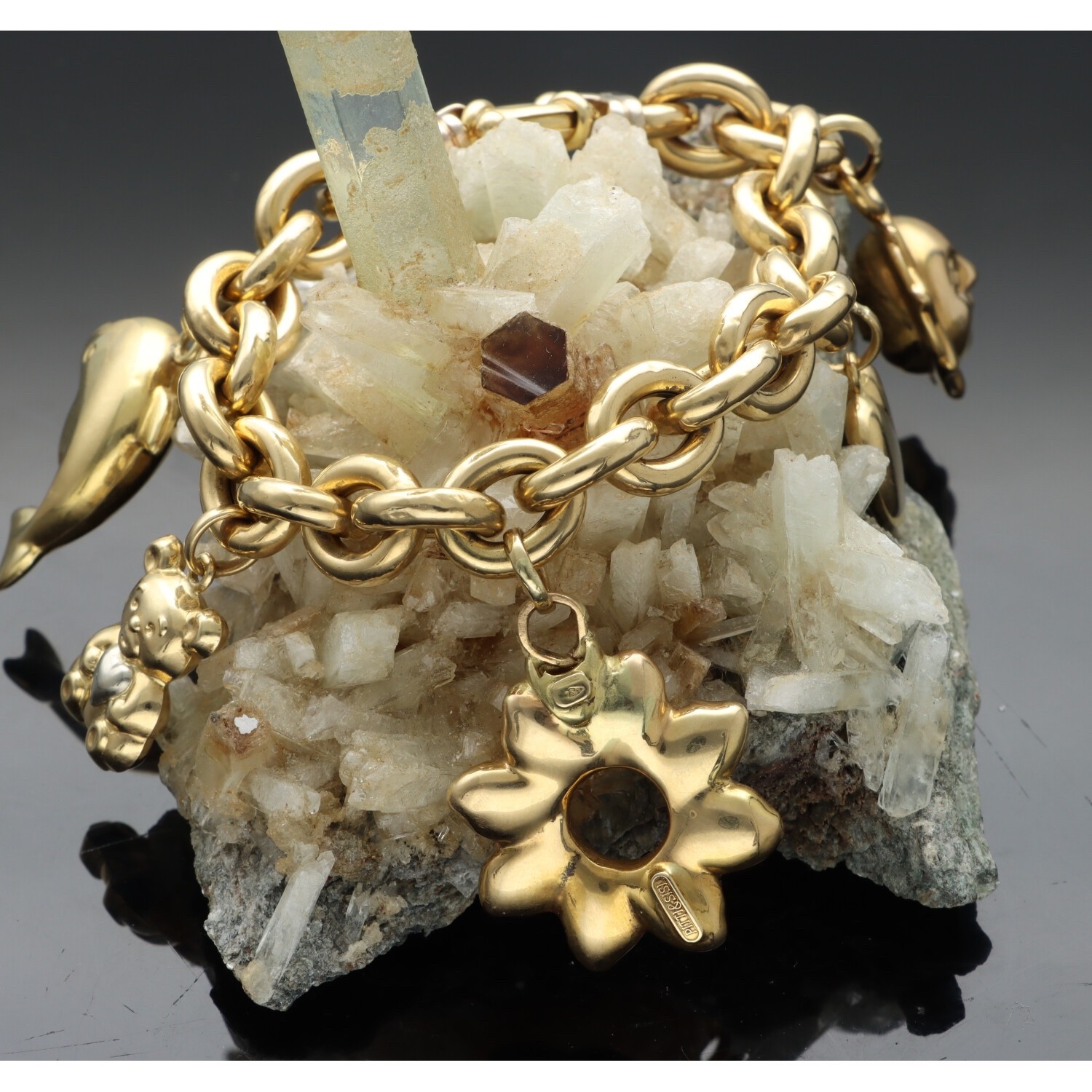 750/1000 GOLD BRACELET. , 18 KT WITH CHARM PENDANTS