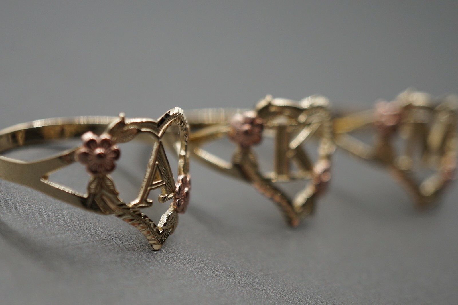 10K Solid Yellow Gold Diamond Cut Rose Heart Initial Letter Band Ring. Size 9