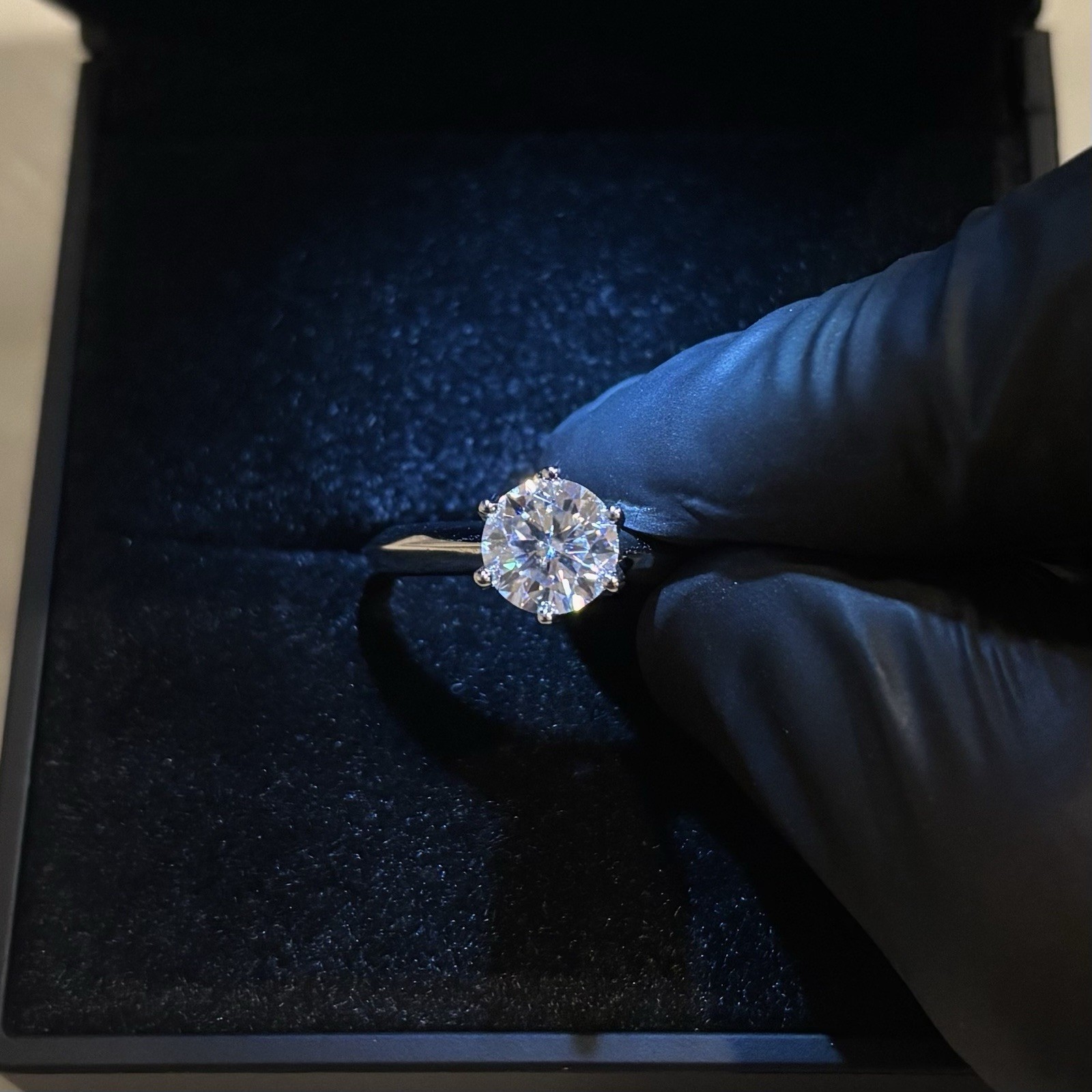 VVS1 Moissanite Engagement Ring 1CT Round Cut GRA Certified 925 Silver