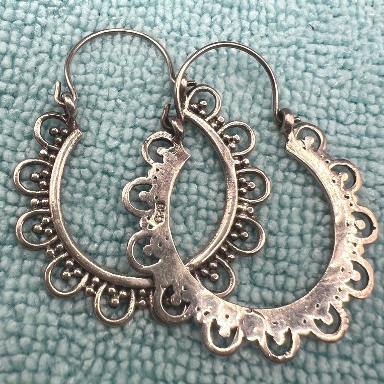 Sterling Silver Hoop Earrings Geometric Filigree Design Wire Catch 1.5″ 5.7g