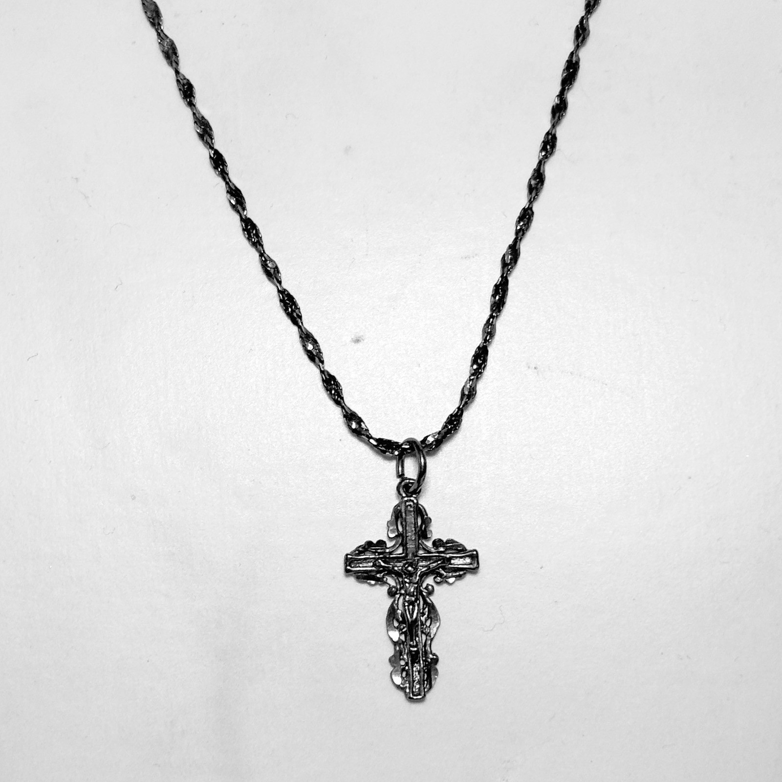 Vintage 925 Sterling Silver Crucifix Pendant Necklace 18 Inch Singapore Chain