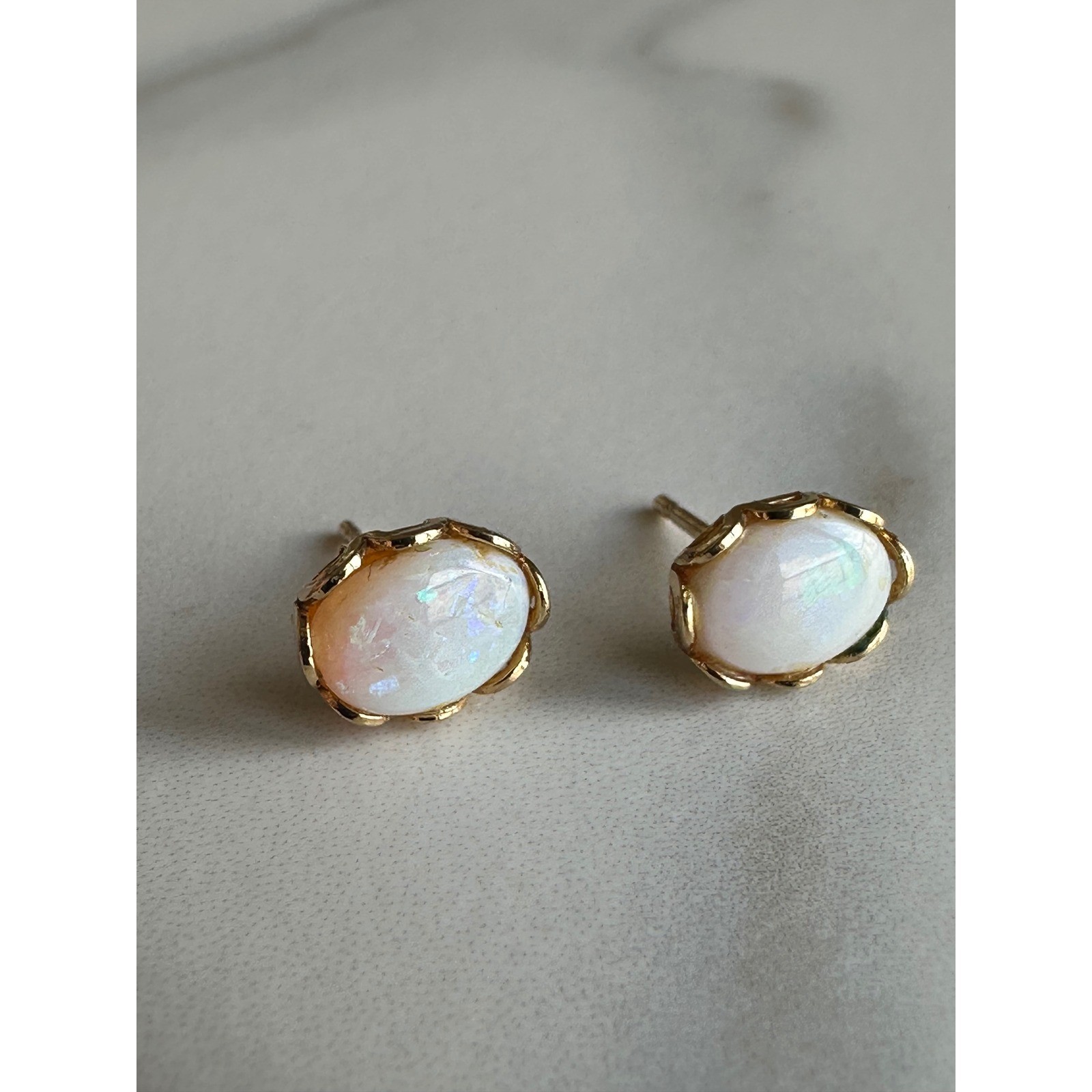 Vintage 14k Yellow Gold Opal Stud Earrings Scalloped Crown Oval Cabochon 0.65g