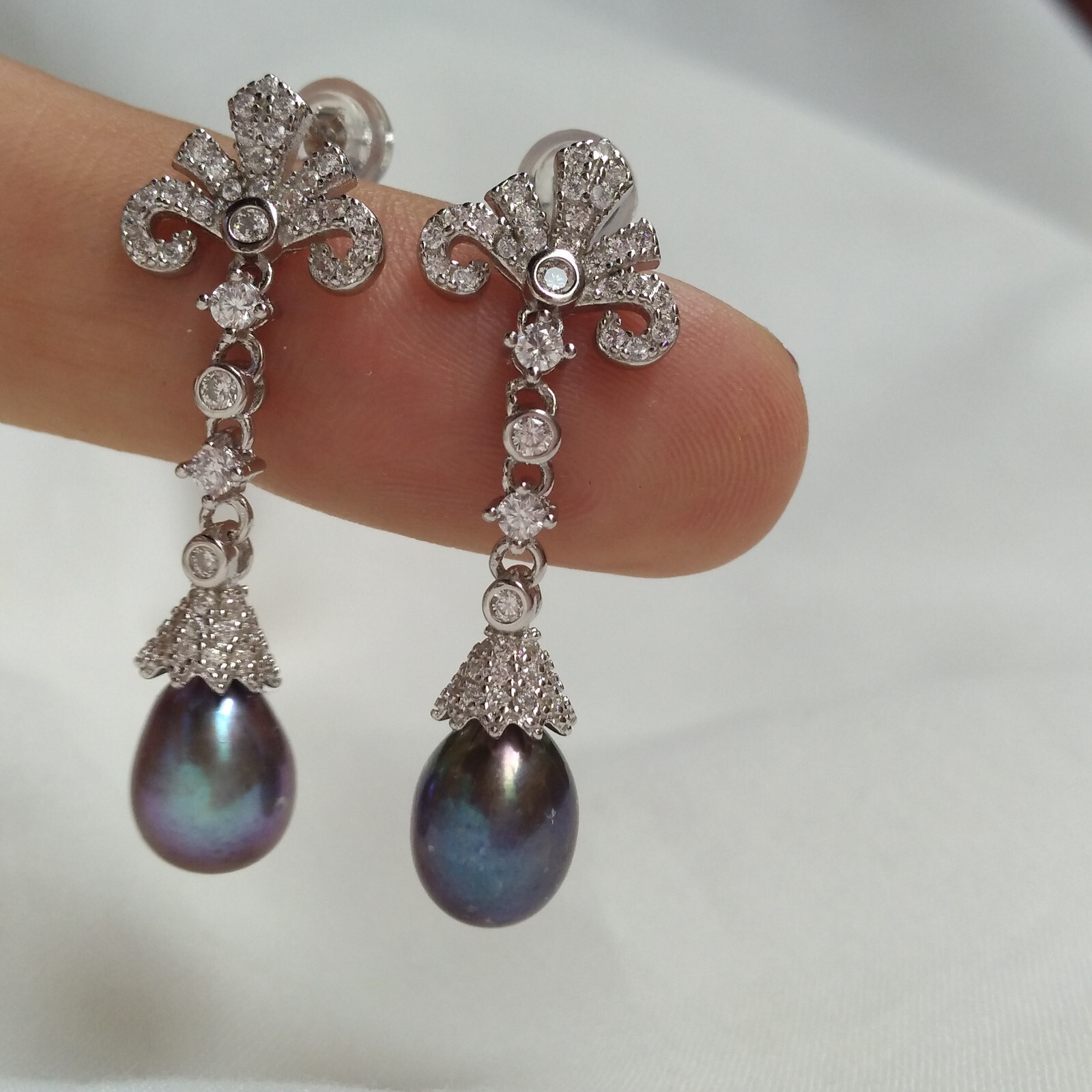 New A Pair Beautiful Design 7x9mm Natual South Sea Black Pearl Earrings S925