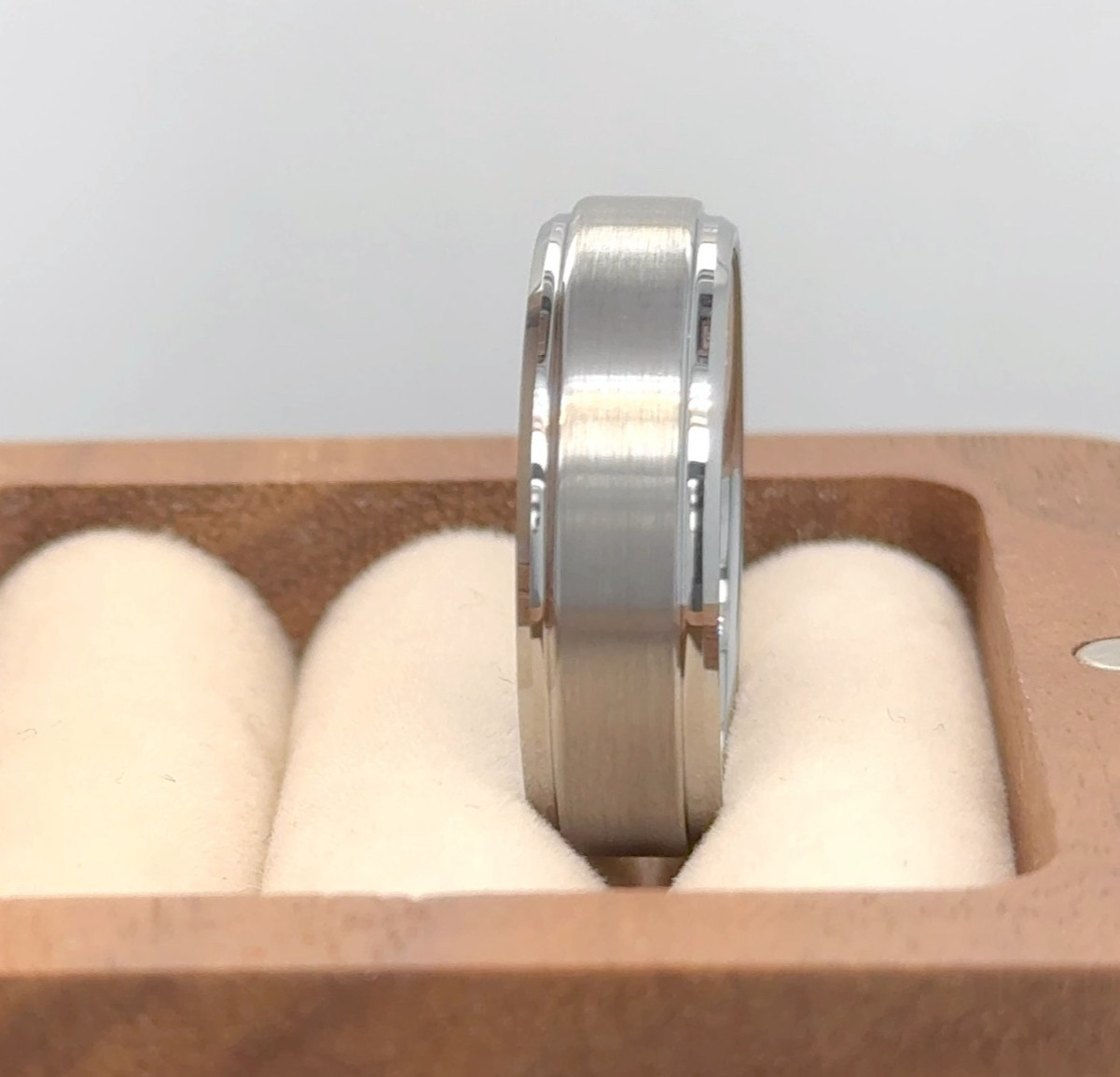 Men’s 7mm Silver Tungsten Ring – Beveled Edge Satin Surface Band