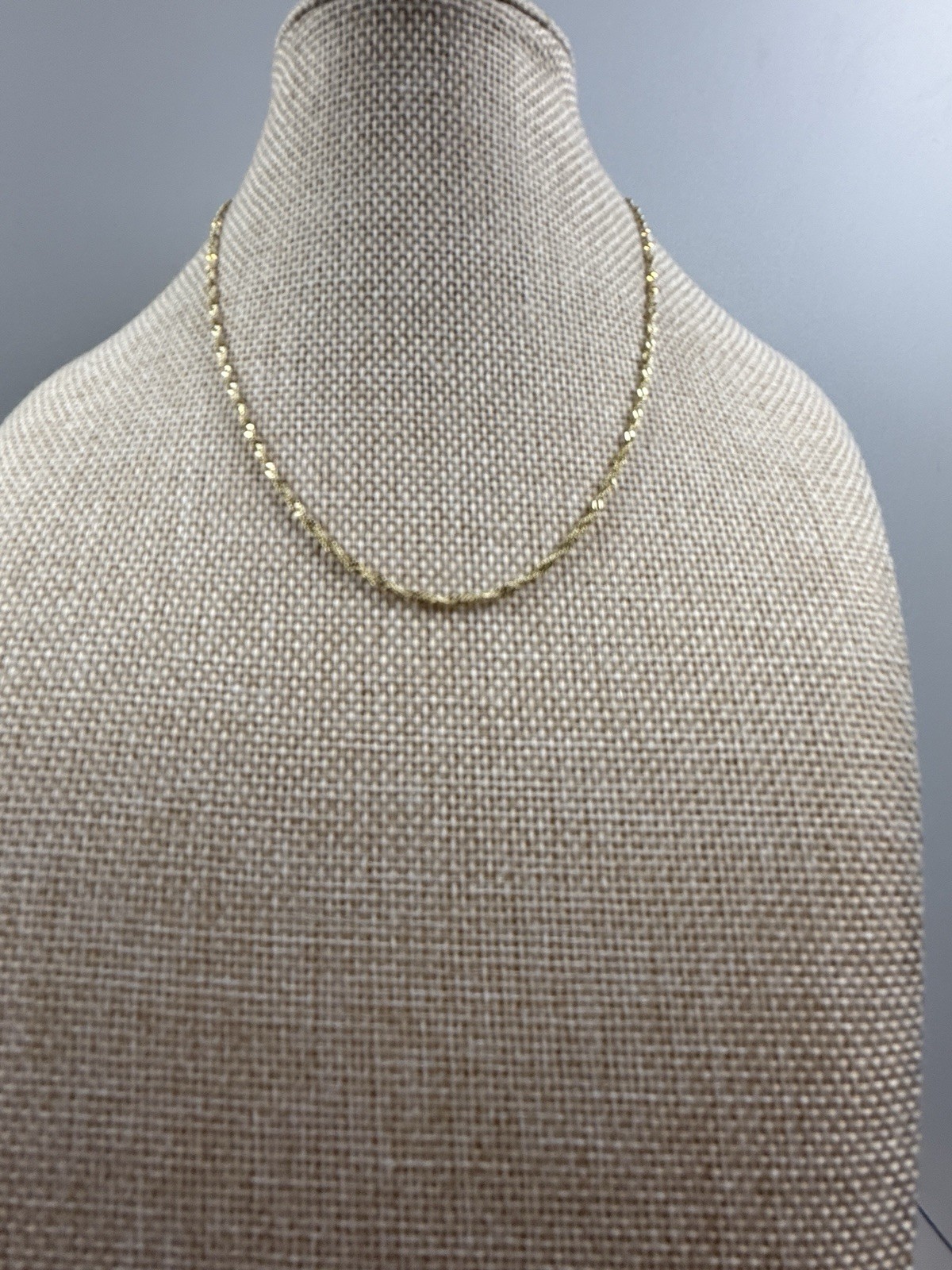 14k Yellow Gold Necklace. Twisted Singapore Link. 16in Long. 2.2 Grams. E1