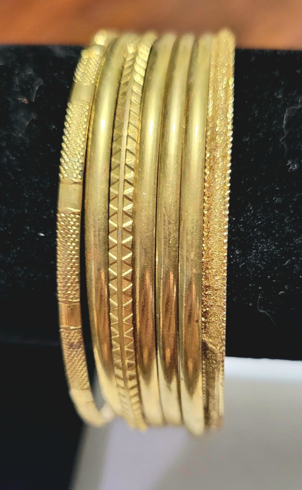 Vintage Beautiful Bangle Bracelet Set of 7 Gold Tone Texture 1/8″ x 2 5/8″