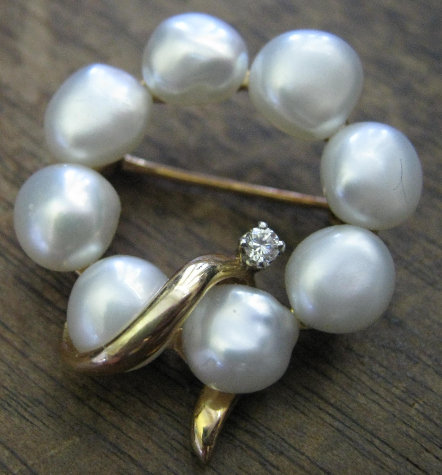 L*J Lazarus Jewlers NY ’59 14K BAROQUE PEARL & Brilliant DIAMOND 7/8″ Circle Pin