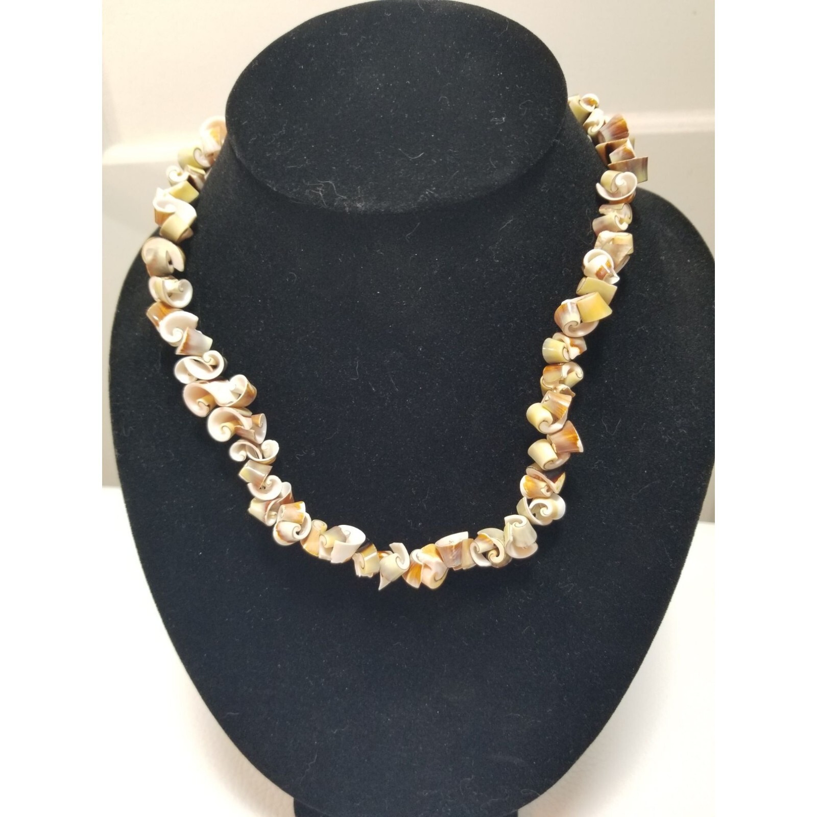 Luhuanus Short Sliced Spiral Shell Necklace Barrel Clasp 8.5″ Vintage