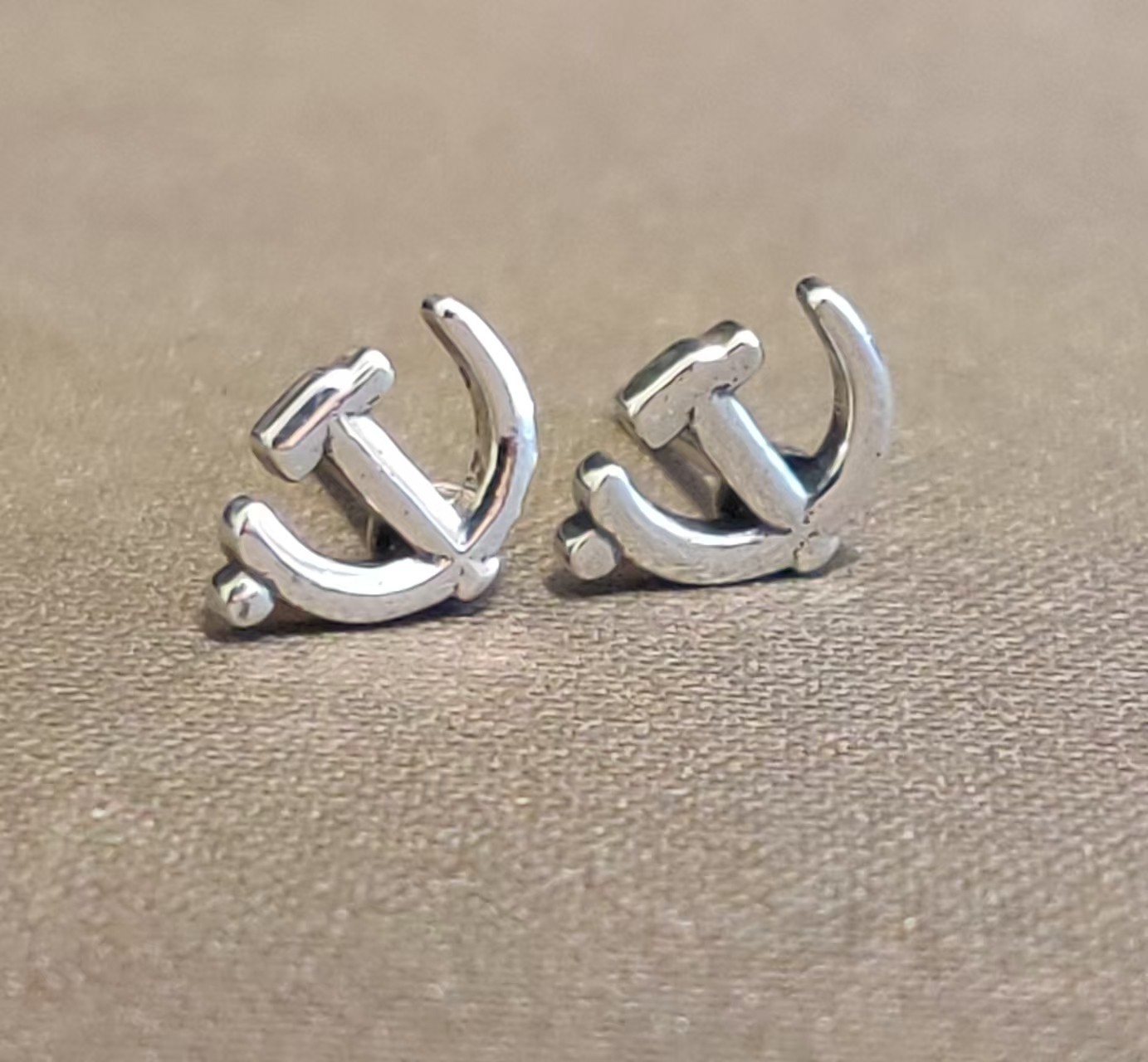 1 pair of retro silver sickle hammer communist emblem earrings