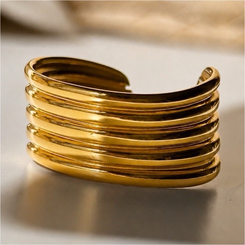 Glossy high quality Old Money core gold chunky minimalist design ring