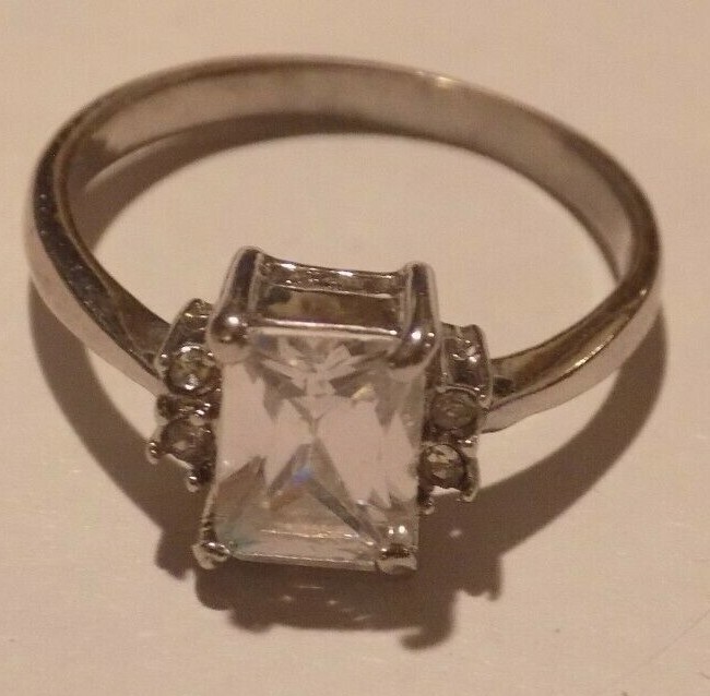 Beautiful solitaire with accents silver tone Ring Size 8.5 (226)