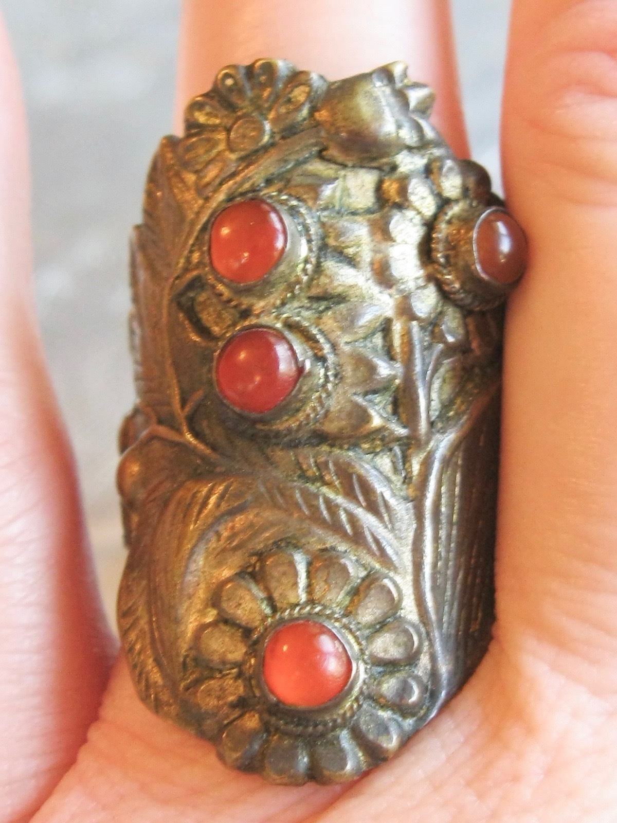 CHINESE EXPORT BRASS KNUCKLE RING CARNELIAN ORANGE JADE GEMS DAISY FLOWERS CHINA