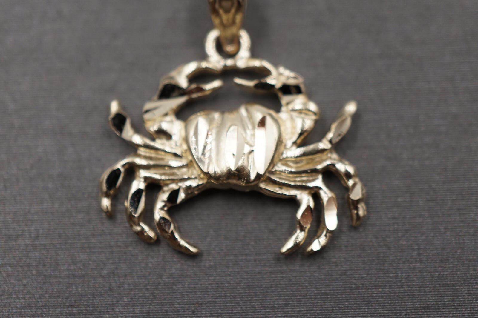 10K Solid Yellow Gold 0.8″ Diamond Cut Crab Charm Pendant.